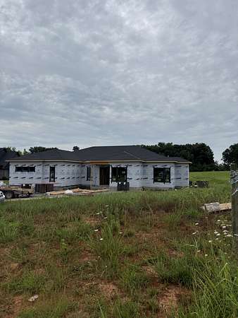 1.5 Acres of Land with Home for Sale in Clarksville, Tennessee