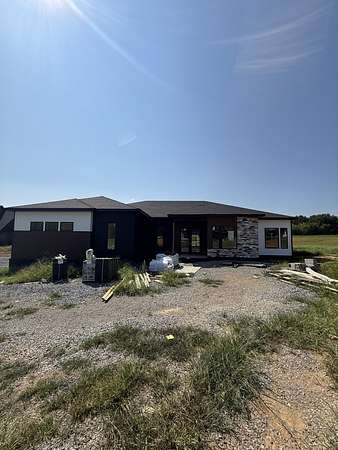 1.5 Acres of Land with Home for Sale in Clarksville, Tennessee