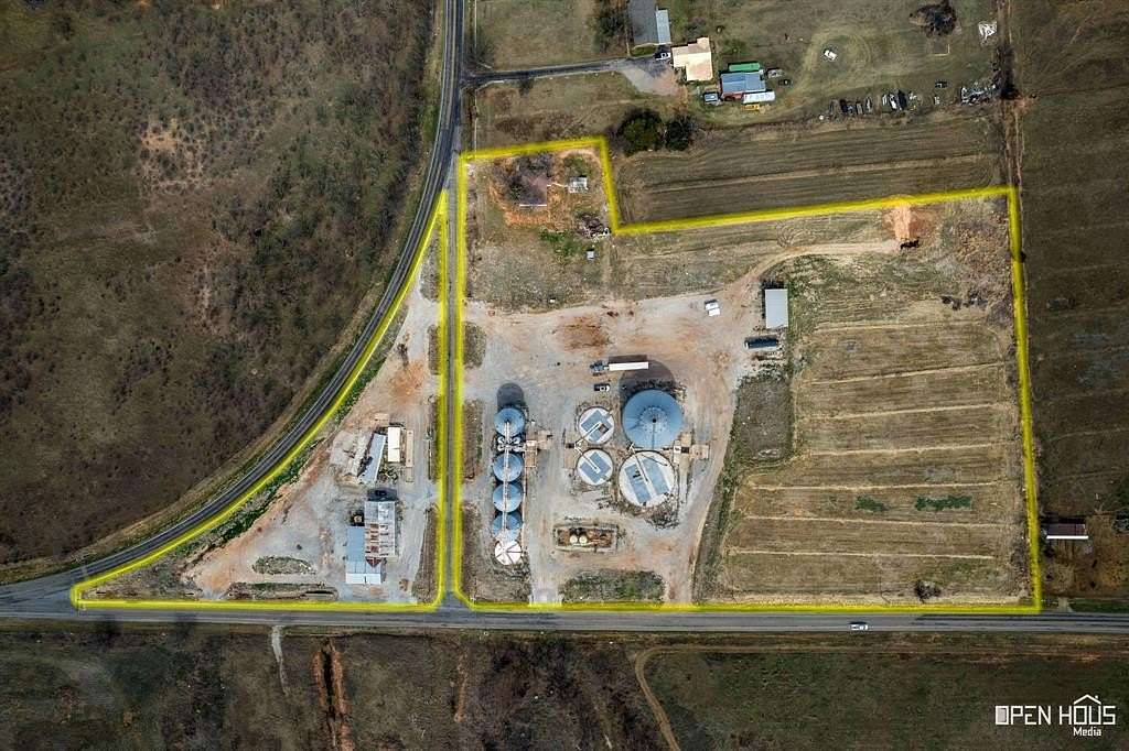 9.85 Acres of Commercial Land for Sale in Iowa Park, Texas