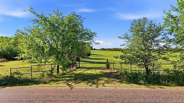 10.5 Acres of Recreational & Residential Land for Sale in Whitesboro, Texas