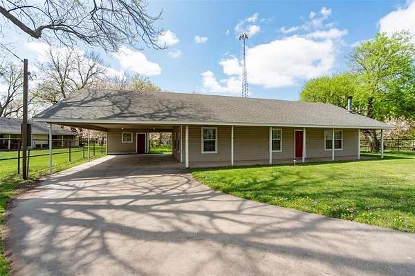 1.72 Acres of Land with Home for Lease in Palmer, Texas