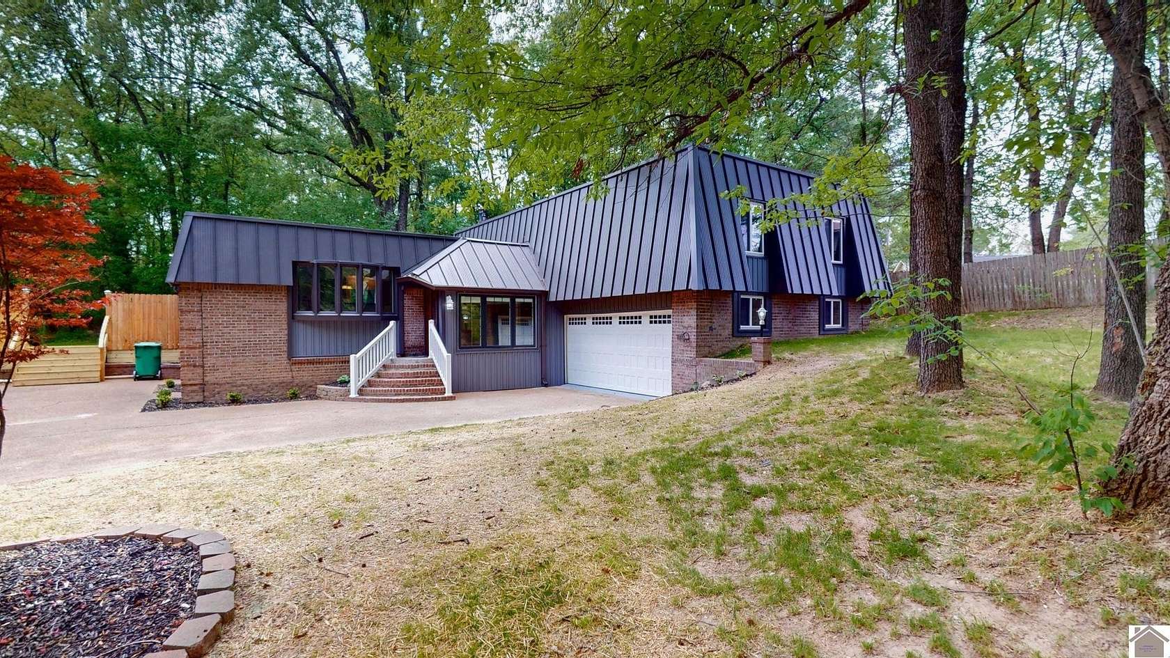 1.58 Acres of Land with Home for Sale in Paducah, Kentucky