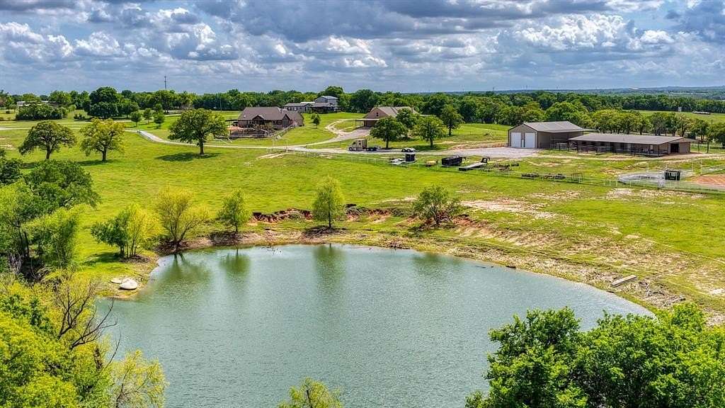 165 Acres of Land with Home for Sale in Boyd, Texas