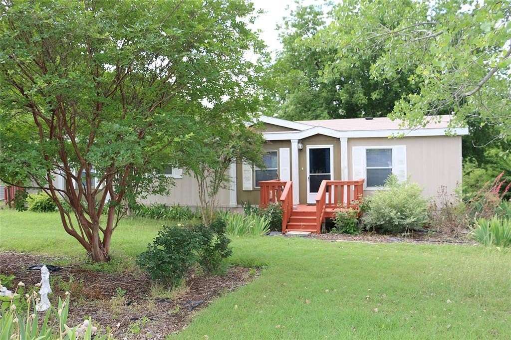 1.52 Acres of Land with Home for Lease in Southmayd, Texas