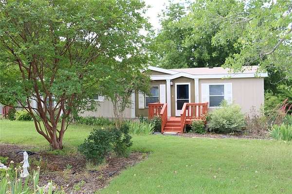 1.52 Acres of Land with Home for Lease in Southmayd, Texas