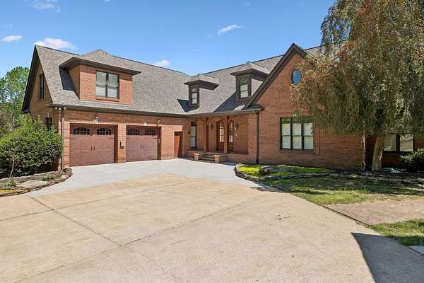 5 Acres of Land with Home for Sale in Hixson, Tennessee