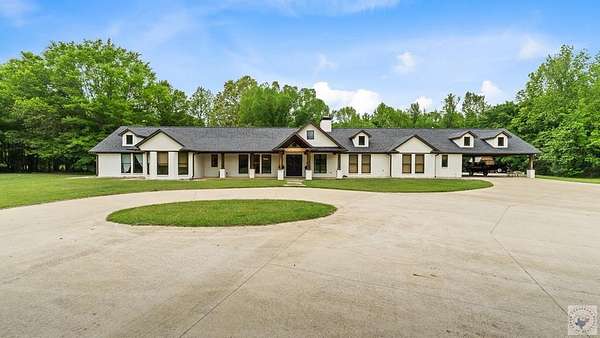 17.7 Acres of Land with Home for Sale in Texarkana, Arkansas