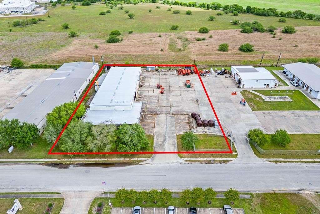 2.76 Acres of Improved Commercial Land for Sale in Victoria, Texas