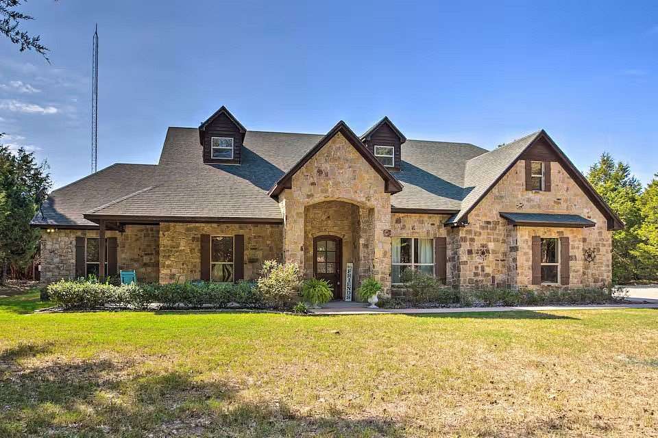 12.9 Acres of Land with Home for Lease in Terrell, Texas