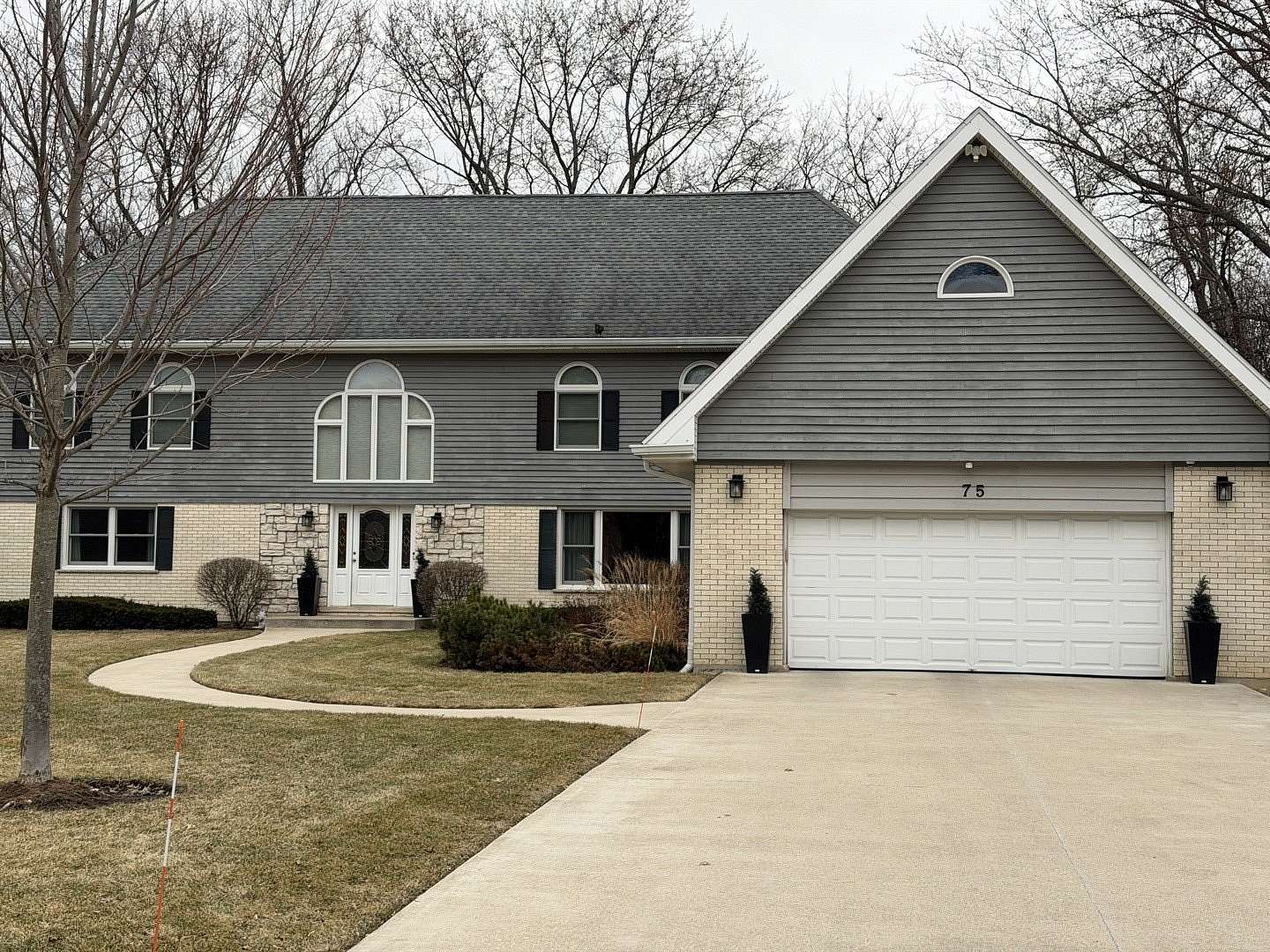 2.1 Acres of Land with Home for Sale in Inverness, Illinois