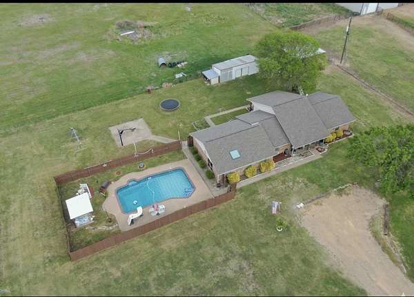 4.2 Acres of Land with Home for Sale in Italy, Texas