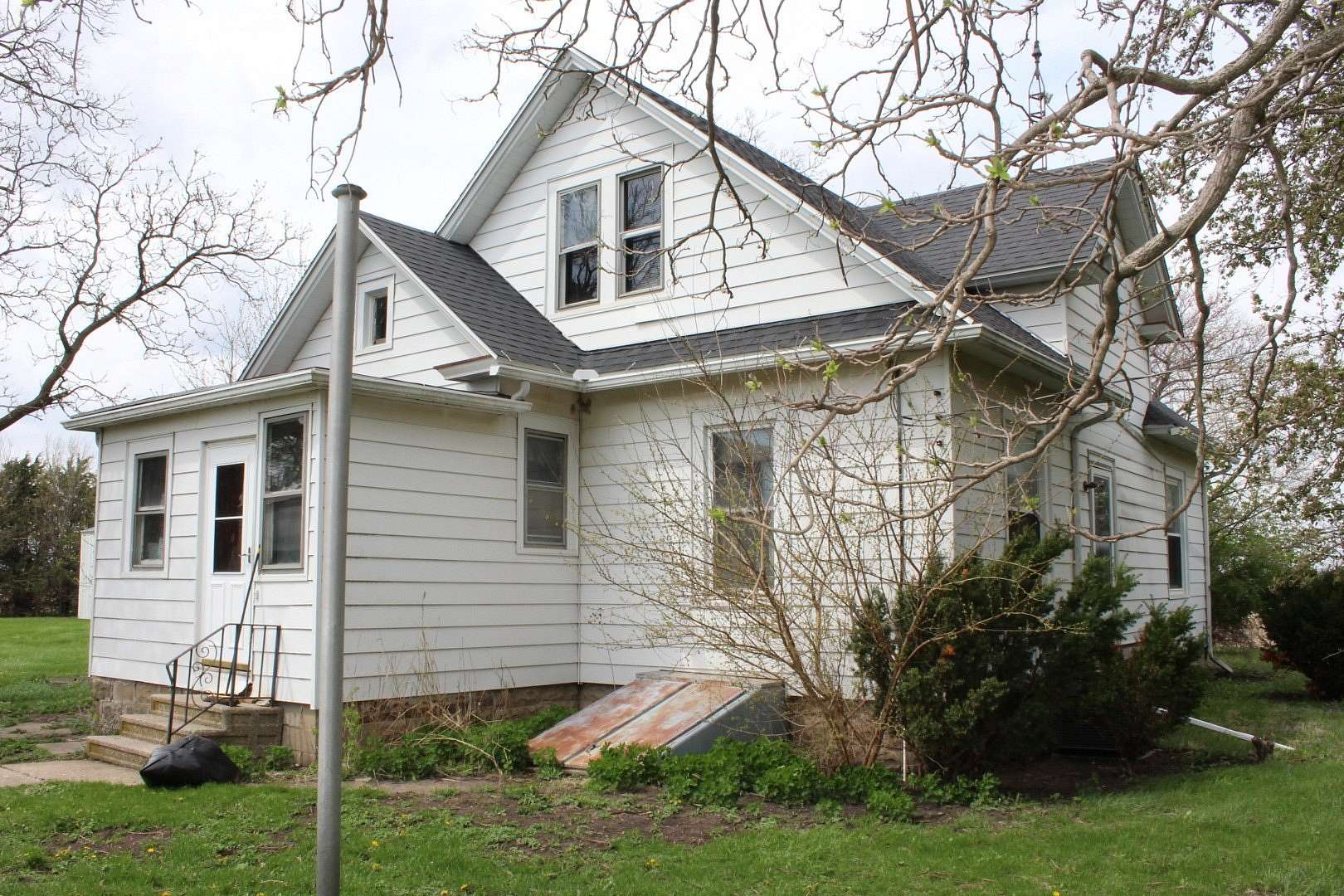 10 Acres of Land with Home for Sale in Blackstone, Illinois