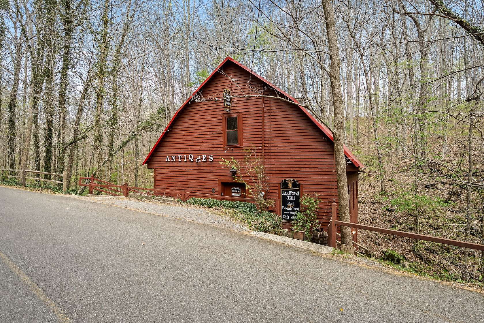 3.34 Acres of Improved Commercial Land for Sale in Wartrace, Tennessee