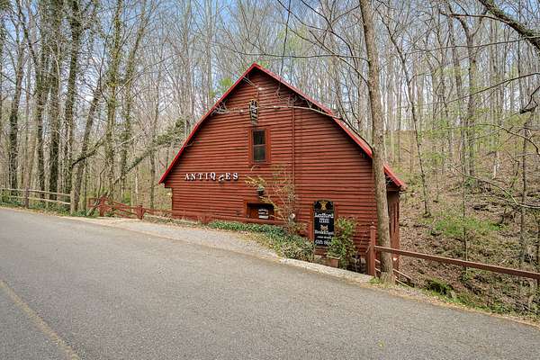 3.34 Acres of Improved Commercial Land for Sale in Wartrace, Tennessee