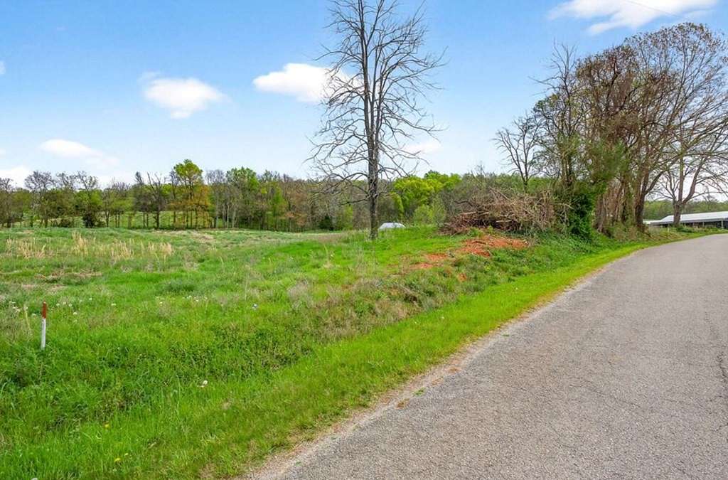 8 Acres of Agricultural Land for Auction in Walling, Tennessee