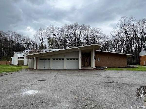 2.1 Acres of Land with Home for Sale in Southfield, Michigan
