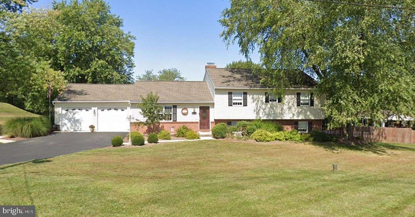 1.5 Acres of Land with Home for Sale in Elizabethtown, Pennsylvania