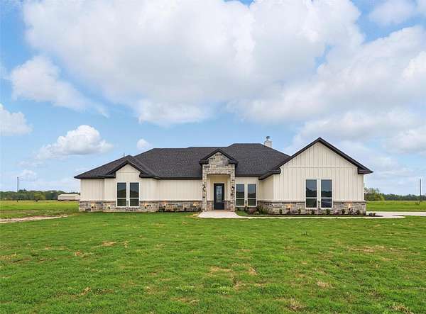 2 Acres of Land with Home for Sale in Corsicana, Texas