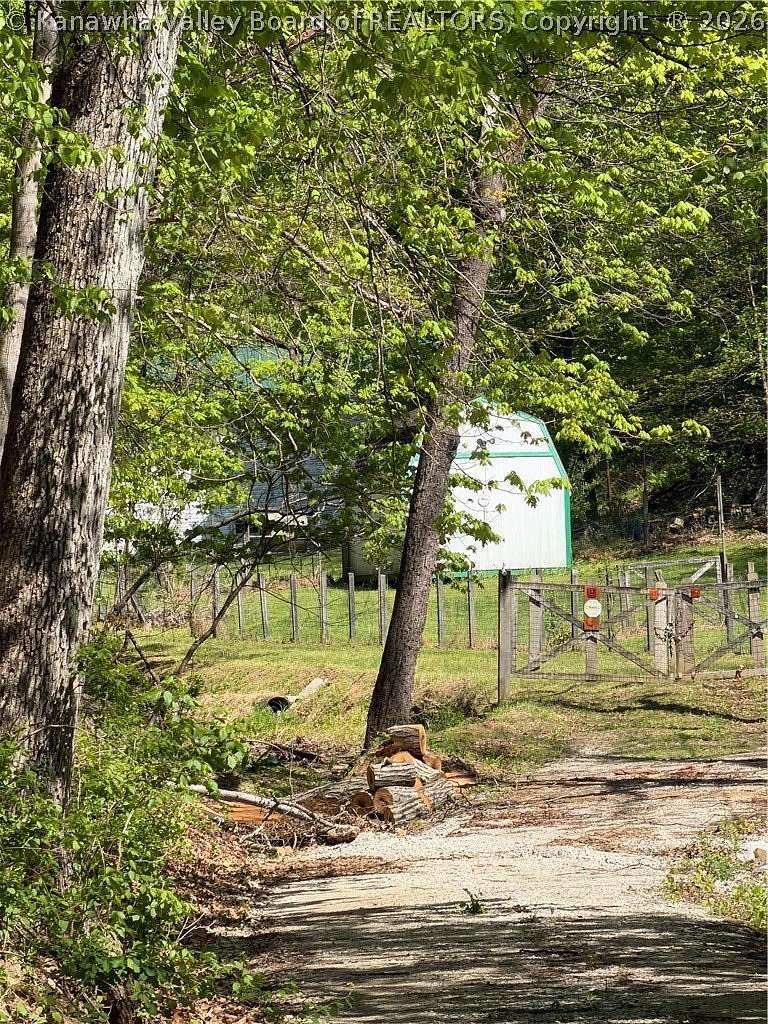 100 Acres of Land for Sale in St. Albans, West Virginia