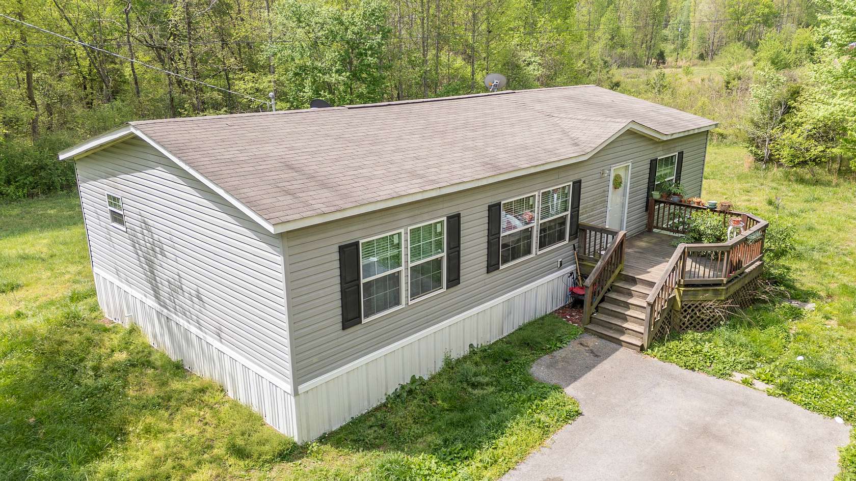 14.7 Acres of Land with Home for Sale in Waynesboro, Tennessee