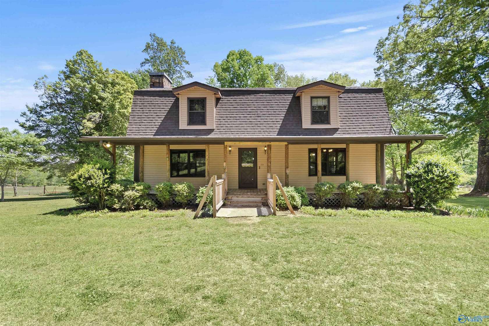 25.6 Acres of Agricultural Land with Home for Sale in Warrior, Alabama