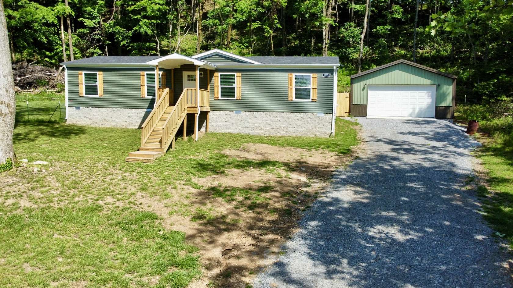 3.19 Acres of Land with Home for Sale in Bethpage, Tennessee