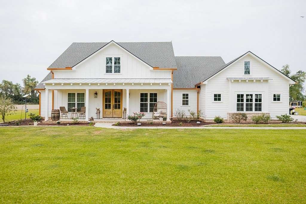 18.7 Acres of Land with Home for Sale in Lake Park, Georgia