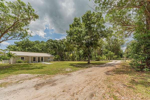 1.5 Acres of Land with Home for Lease in Fellsmere, Florida