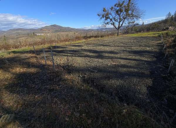 11.3 Acres of Land with Home for Sale in Eagle Point, Oregon