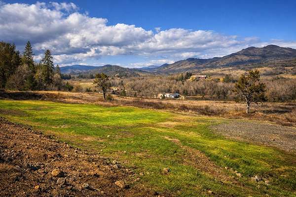 11.3 Acres of Land with Home for Sale in Eagle Point, Oregon