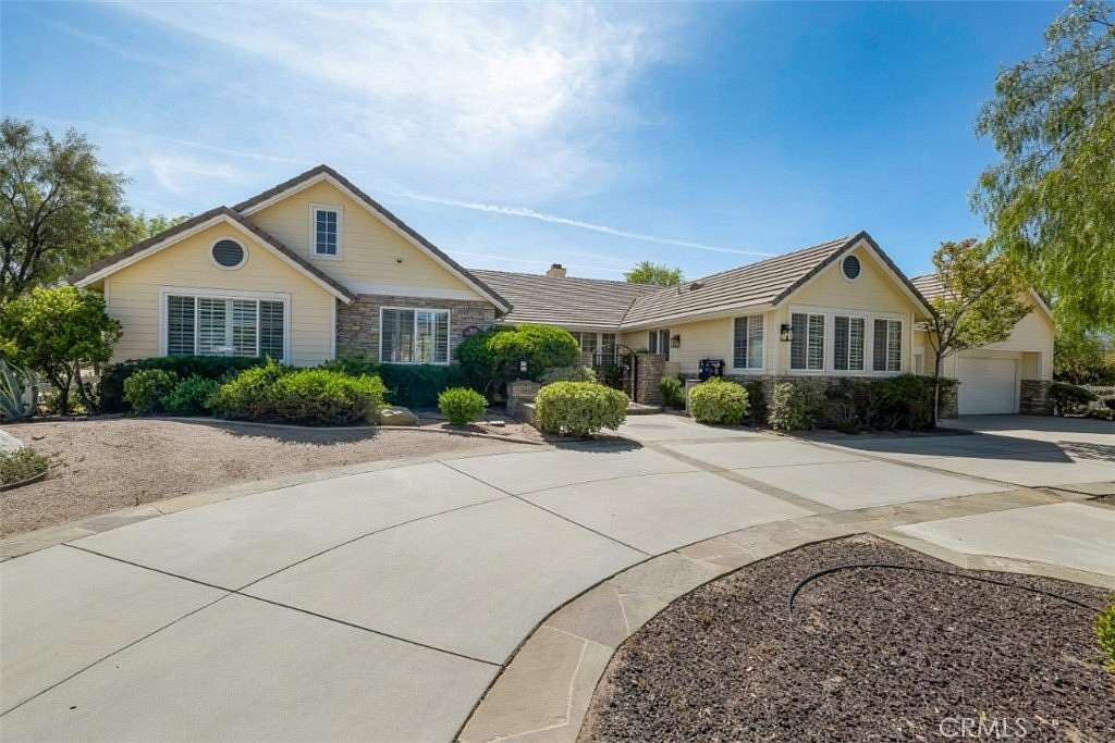 2 Acres of Land with Home for Sale in Agua Dulce, California