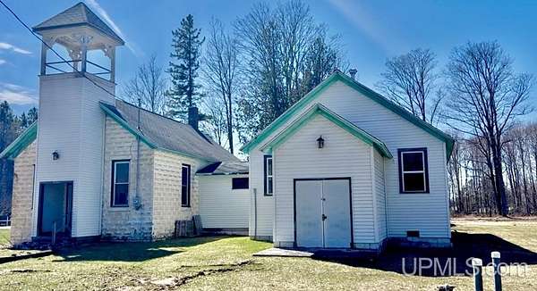 4.68 Acres of Improved Residential Land for Sale in Gladstone, Michigan