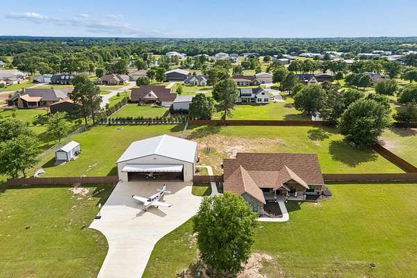 2.28 Acres of Improved Mixed-Use Land for Sale in Edgewood, Texas