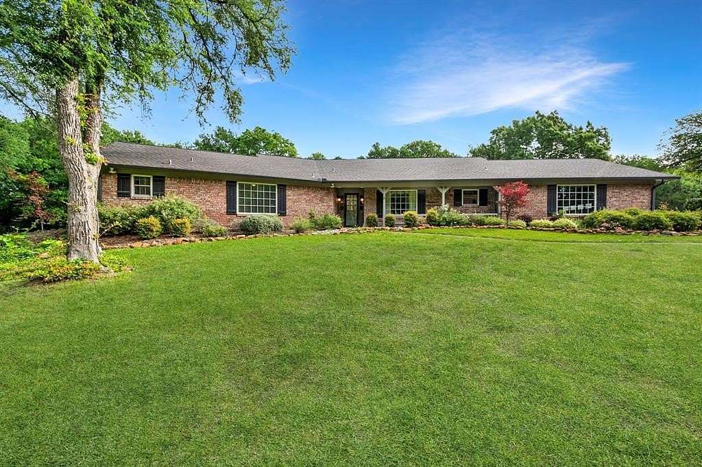 2.5 Acres of Land with Home for Sale in Corsicana, Texas