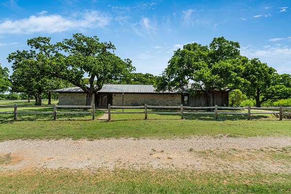 80 Acres of Land for Sale in Henrietta, Texas