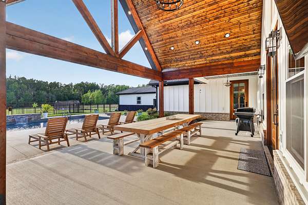 5.13 Acres of Land with Home for Sale in Bethpage, Tennessee