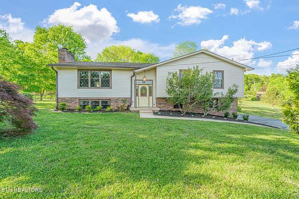 1.76 Acres of Land with Home for Sale in Oak Ridge, Tennessee