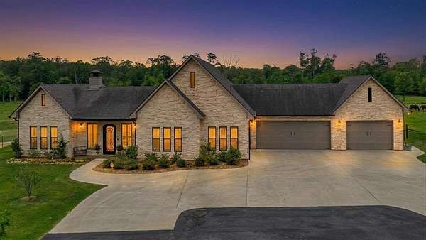 12.6 Acres of Land with Home for Sale in Lufkin, Texas