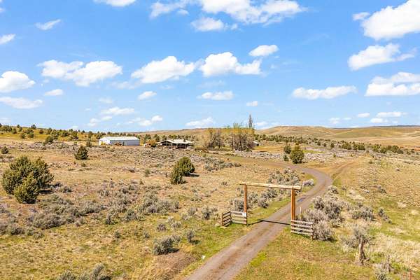 316 Acres of Land with Home for Sale in Paulina, Oregon