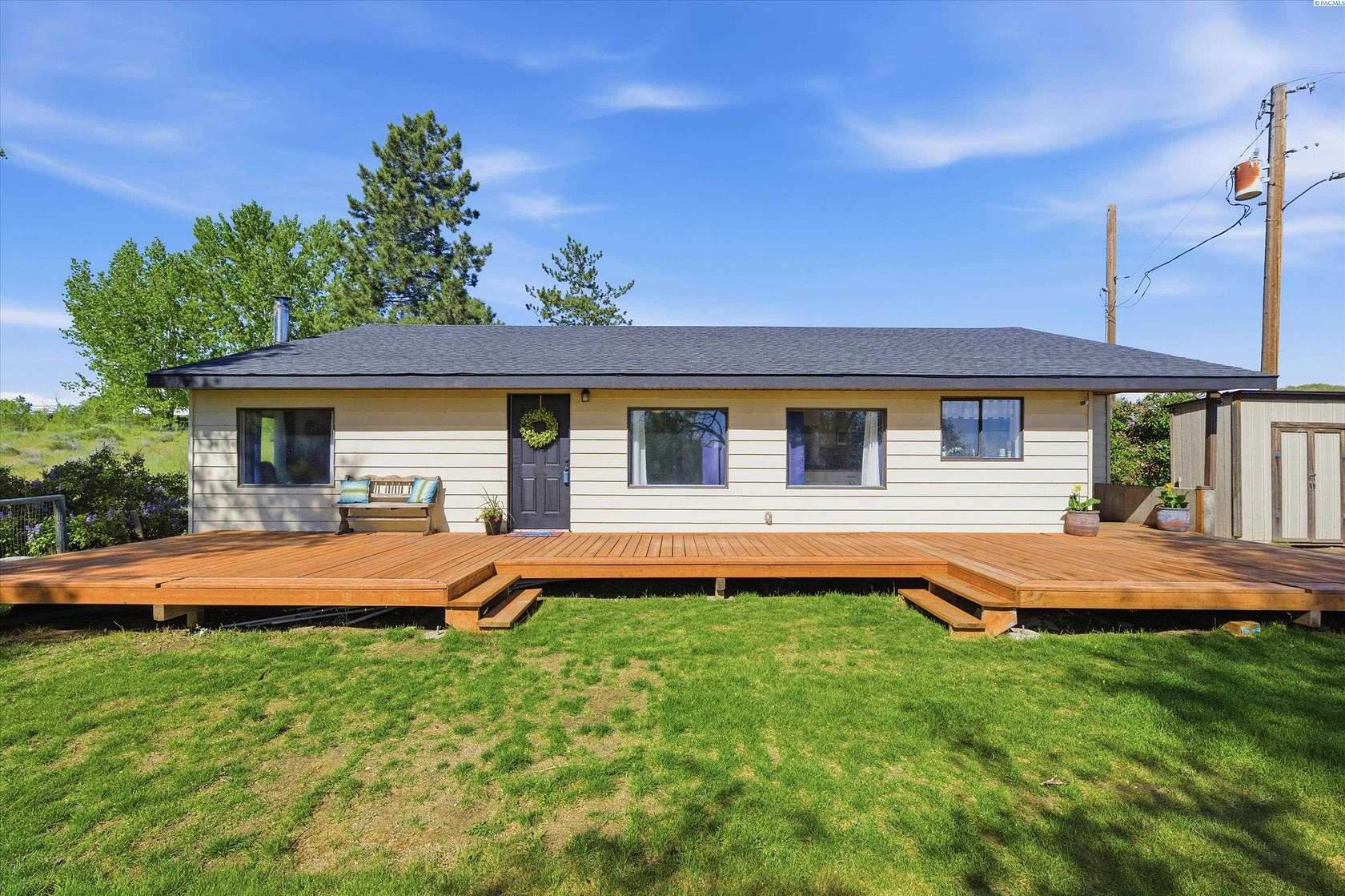 8.57 Acres of Land with Home for Sale in Eltopia, Washington