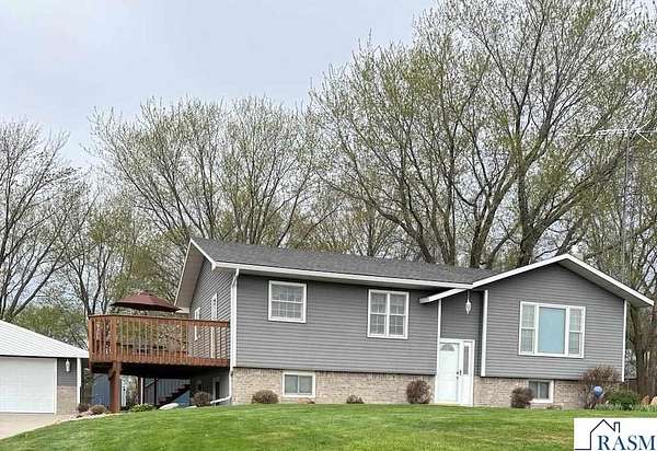 2.5 Acres of Land with Home for Sale in Janesville, Minnesota