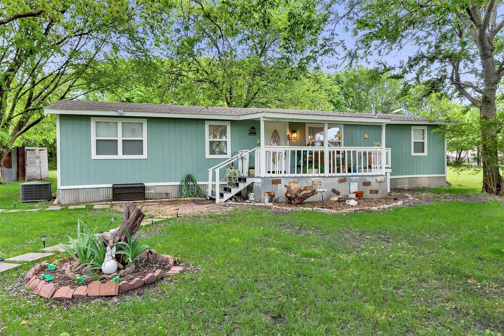 1.5 Acres of Land with Home for Sale in Blue Ridge, Texas