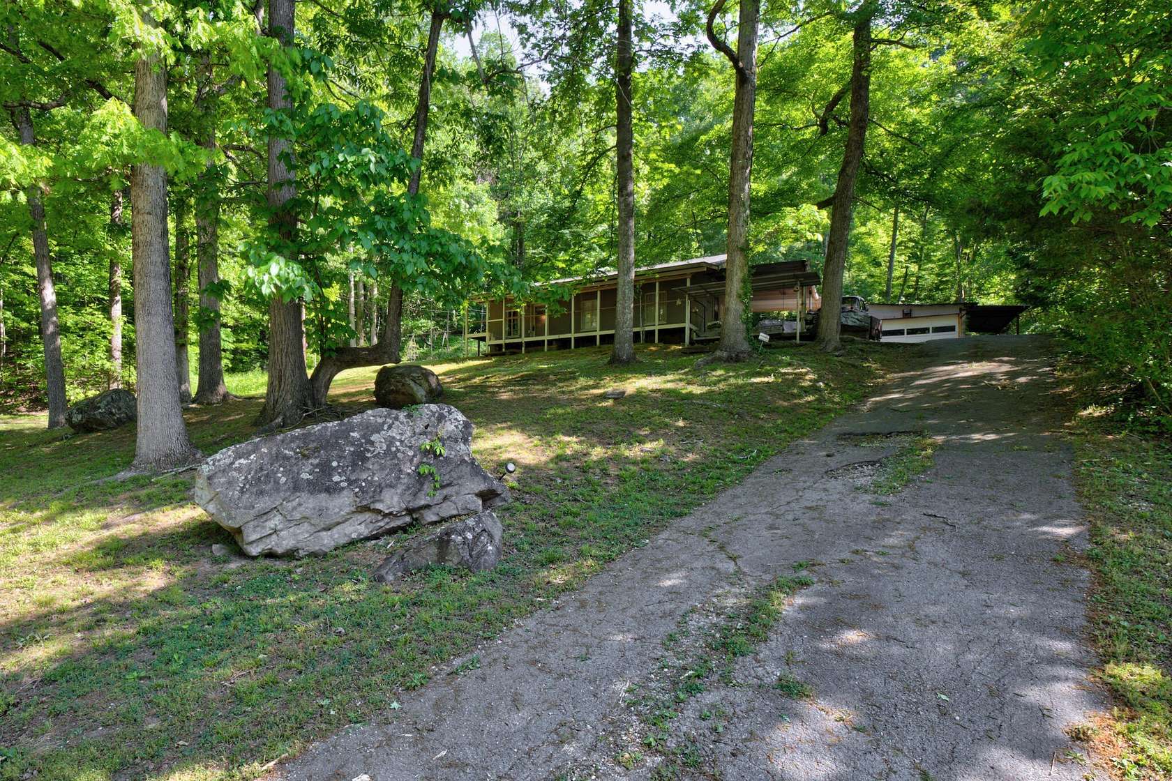 1.14 Acres of Land with Home for Sale in Soddy-Daisy, Tennessee