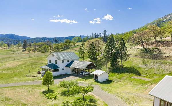 45.3 Acres of Land with Home for Sale in Ashland, Oregon
