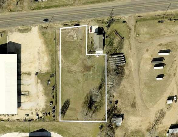 1.1 Acres of Mixed-Use Land for Sale in Mount Pleasant, Texas
