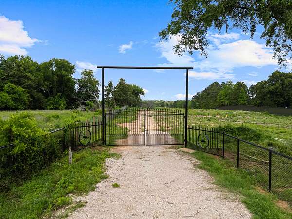 16.8 Acres of Land for Sale in Longview, Texas