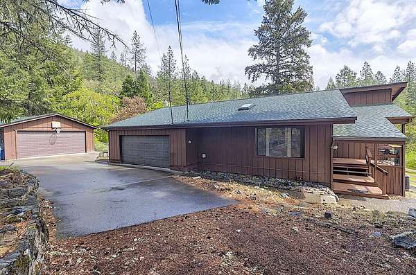 6 Acres of Land with Home for Sale in Grants Pass, Oregon