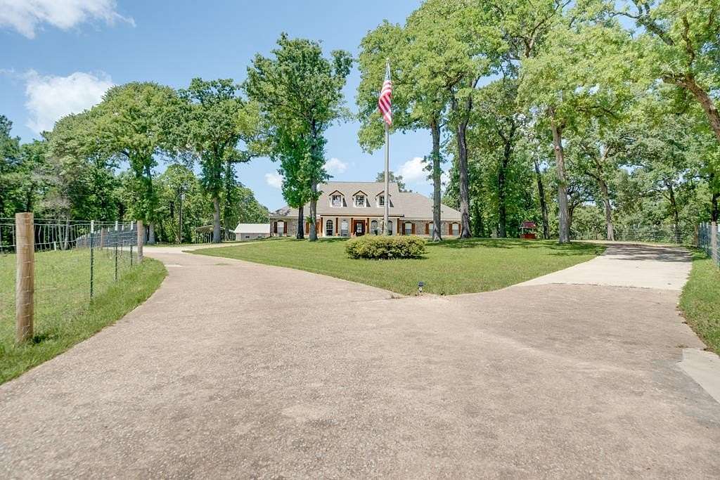 28 Acres of Agricultural Land with Home for Sale in Palestine, Texas