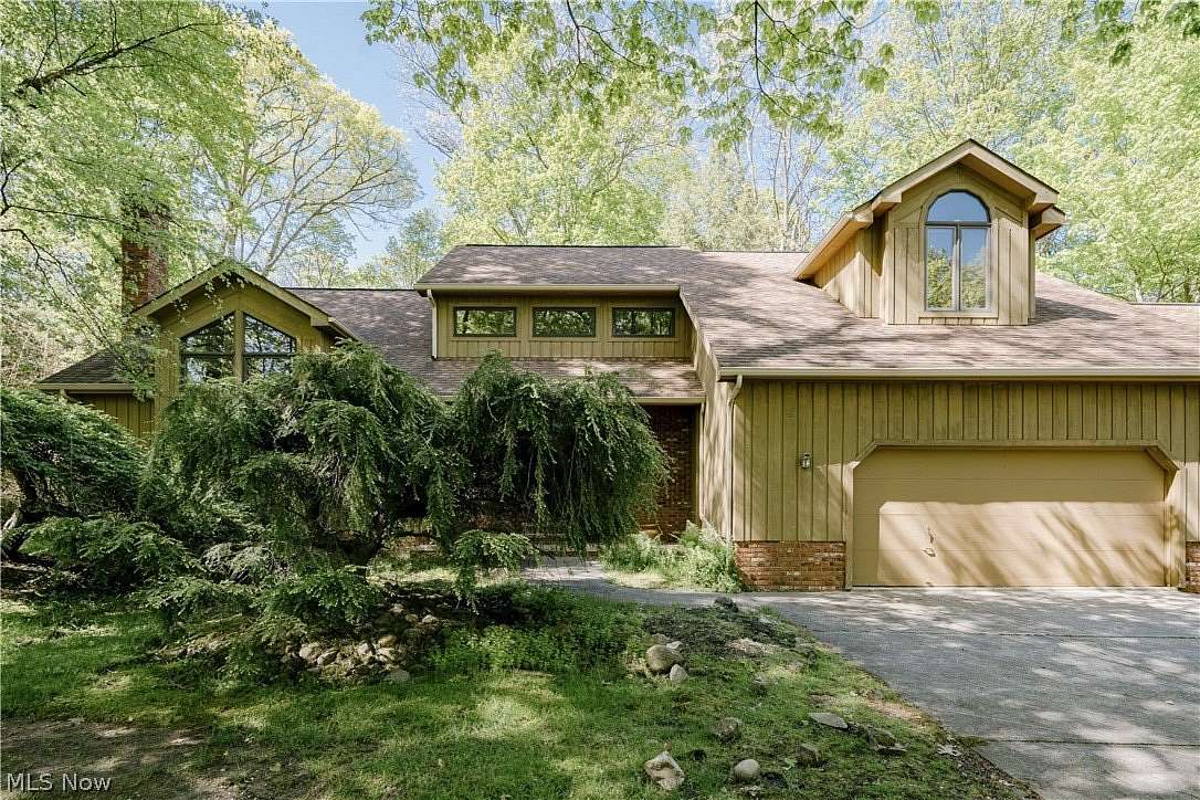 1.8 Acres of Land with Home for Sale in Moreland Hills, Ohio