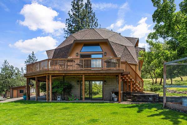 6.7 Acres of Land with Home for Sale in Eagle Point, Oregon